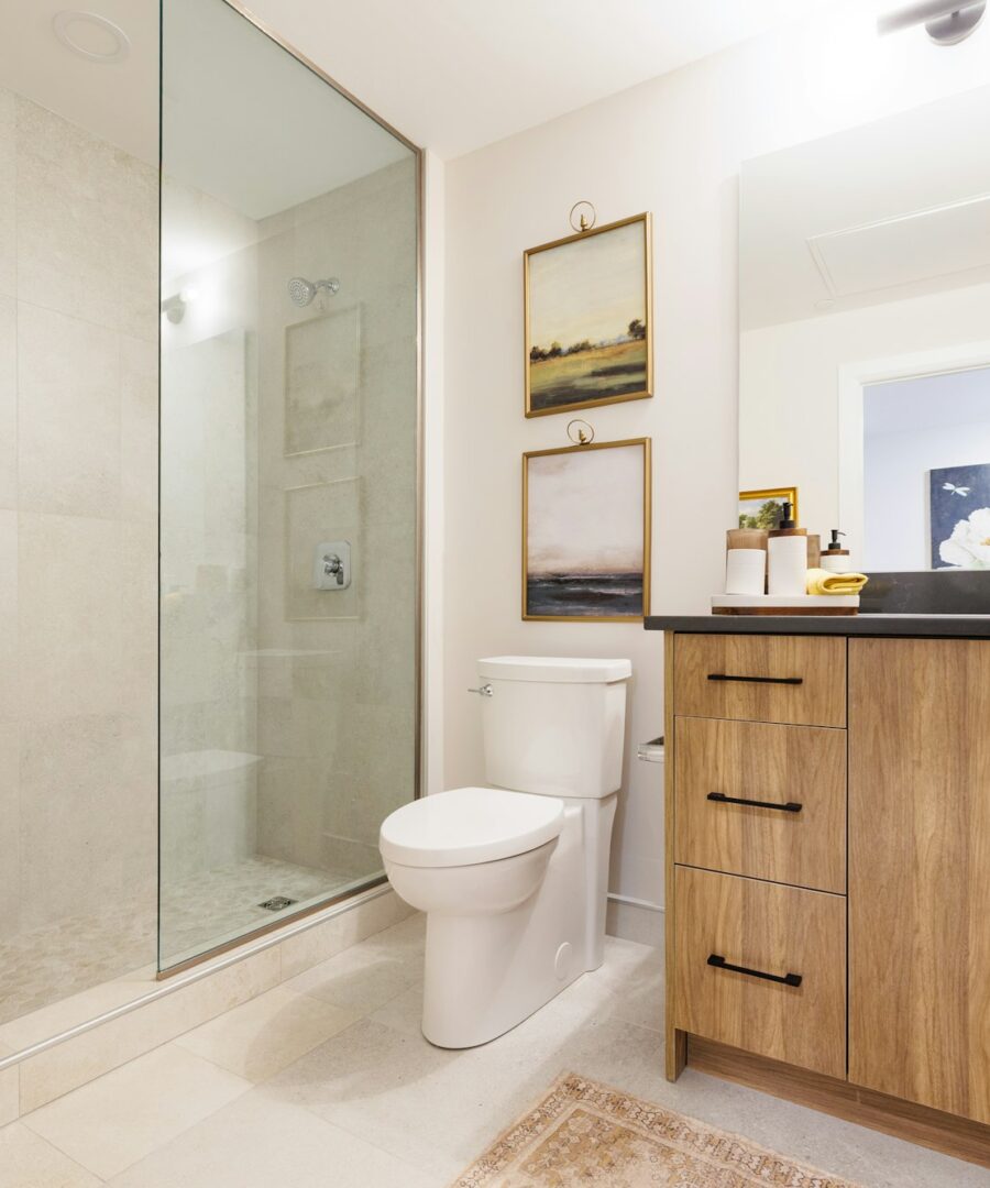Salle de bain moderne avec meuble-lavabo en bois et douche vitrée