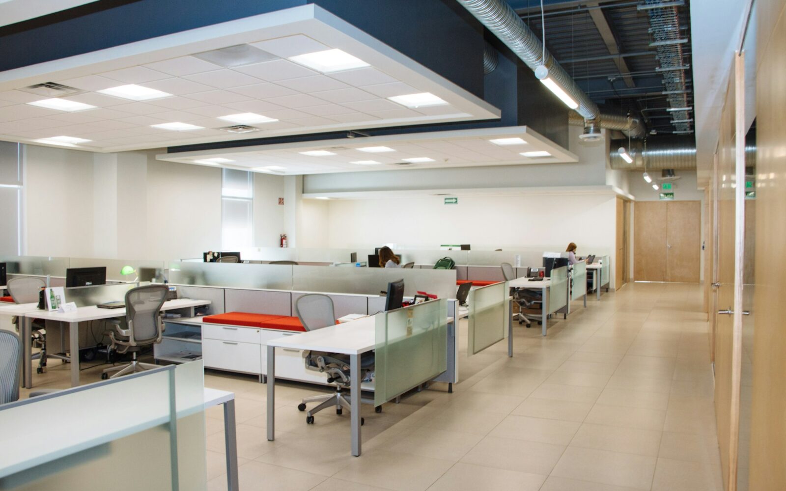Bureaux à aire ouverte avec des postes de travail blancs