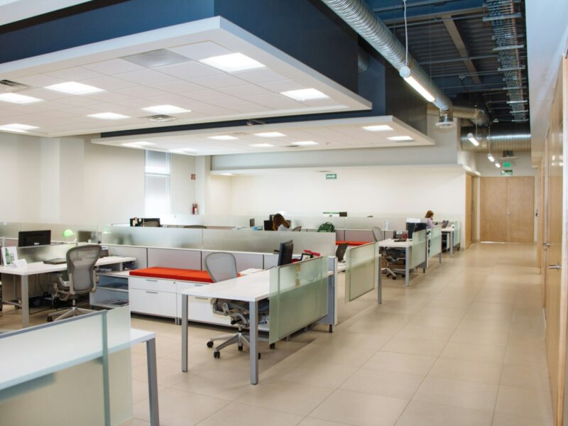 Bureaux à aire ouverte avec des postes de travail blancs