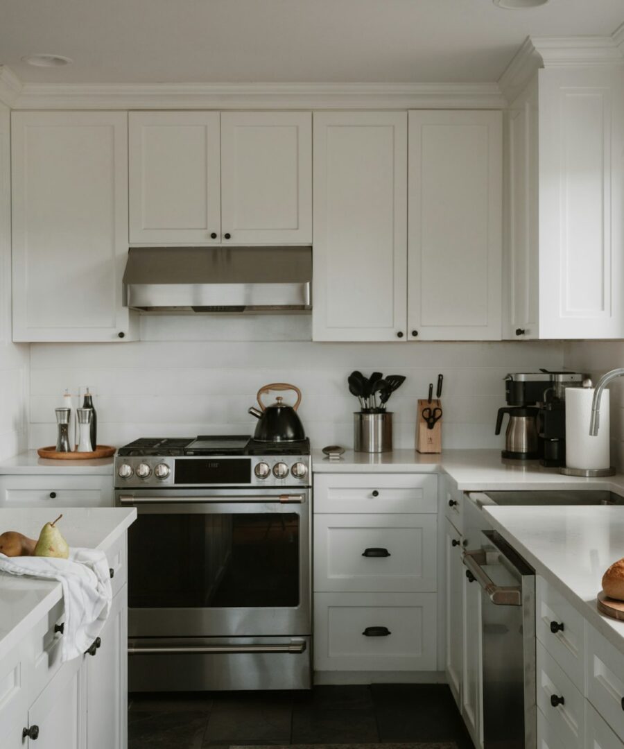 Cuisine lumineuse aux armoires blanches